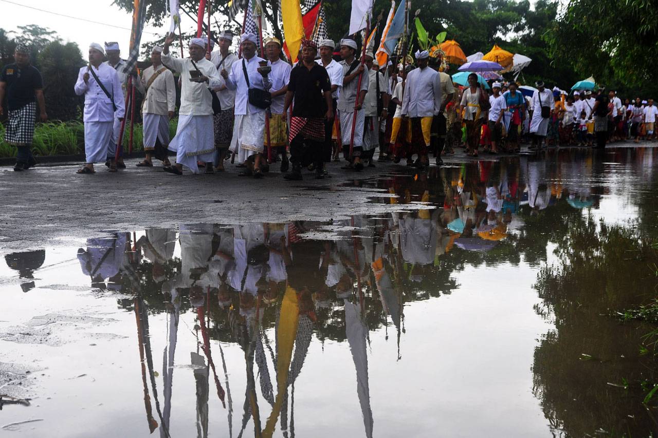 Ritual Melasti di Pantai...