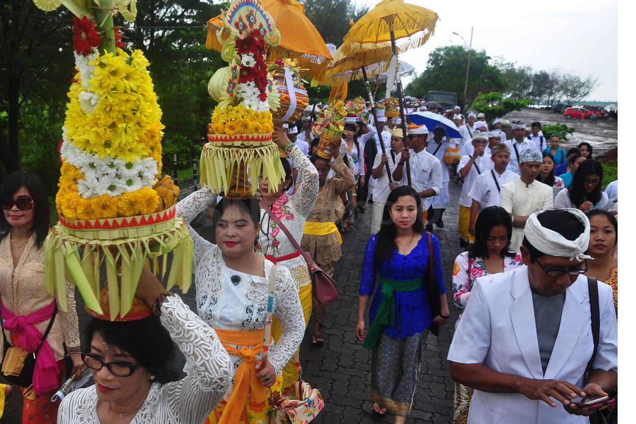 Ritual Melasti di Pantai...