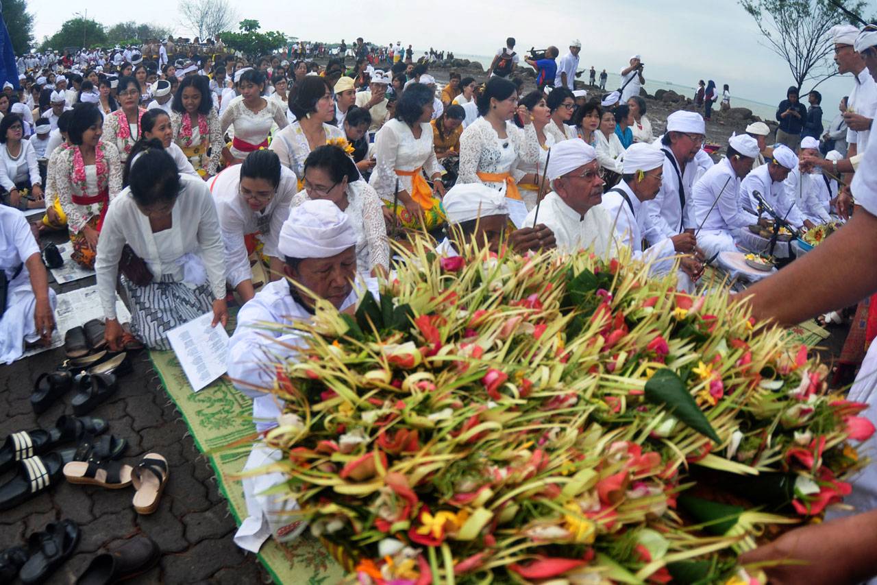Ritual Melasti di Pantai...