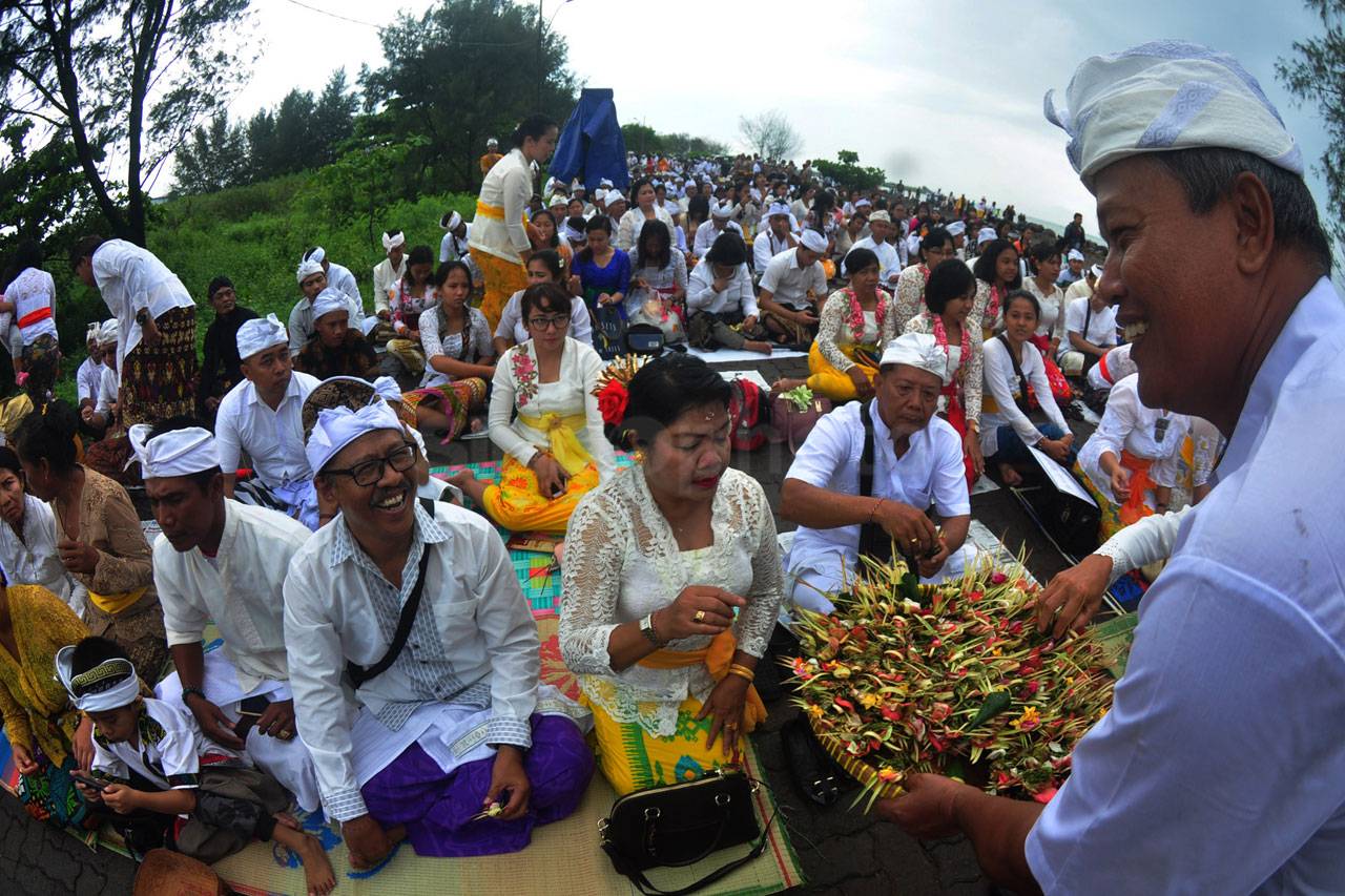 Ritual Melasti di Pantai...
