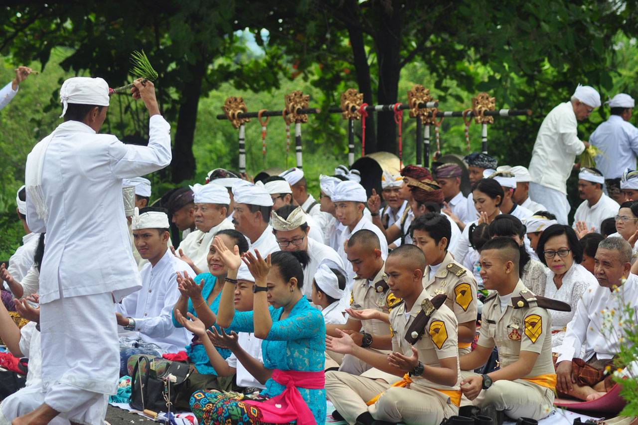 Ritual Melasti di Pantai...