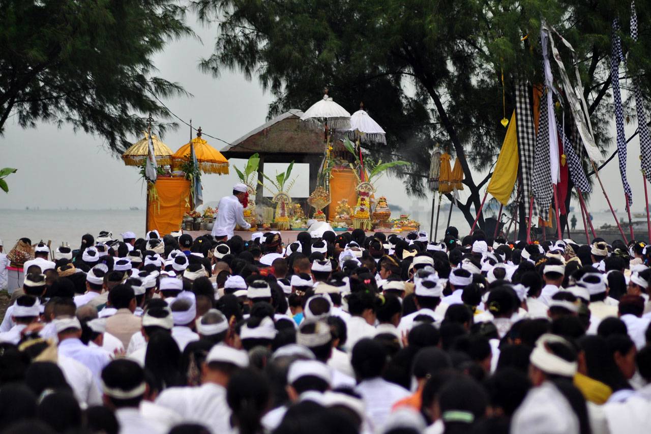 Ritual Melasti di Pantai...
