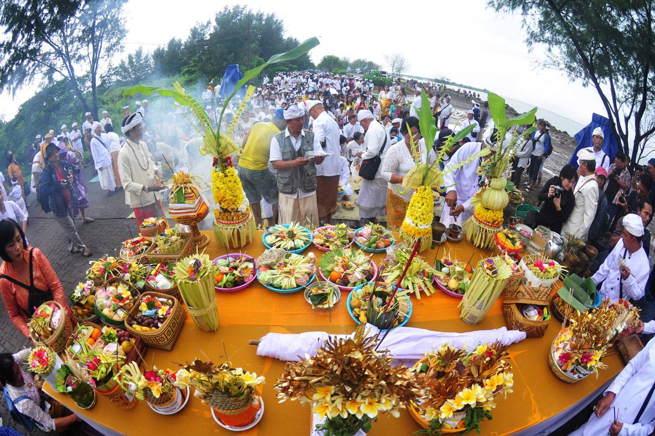 Ritual Melasti di Pantai...