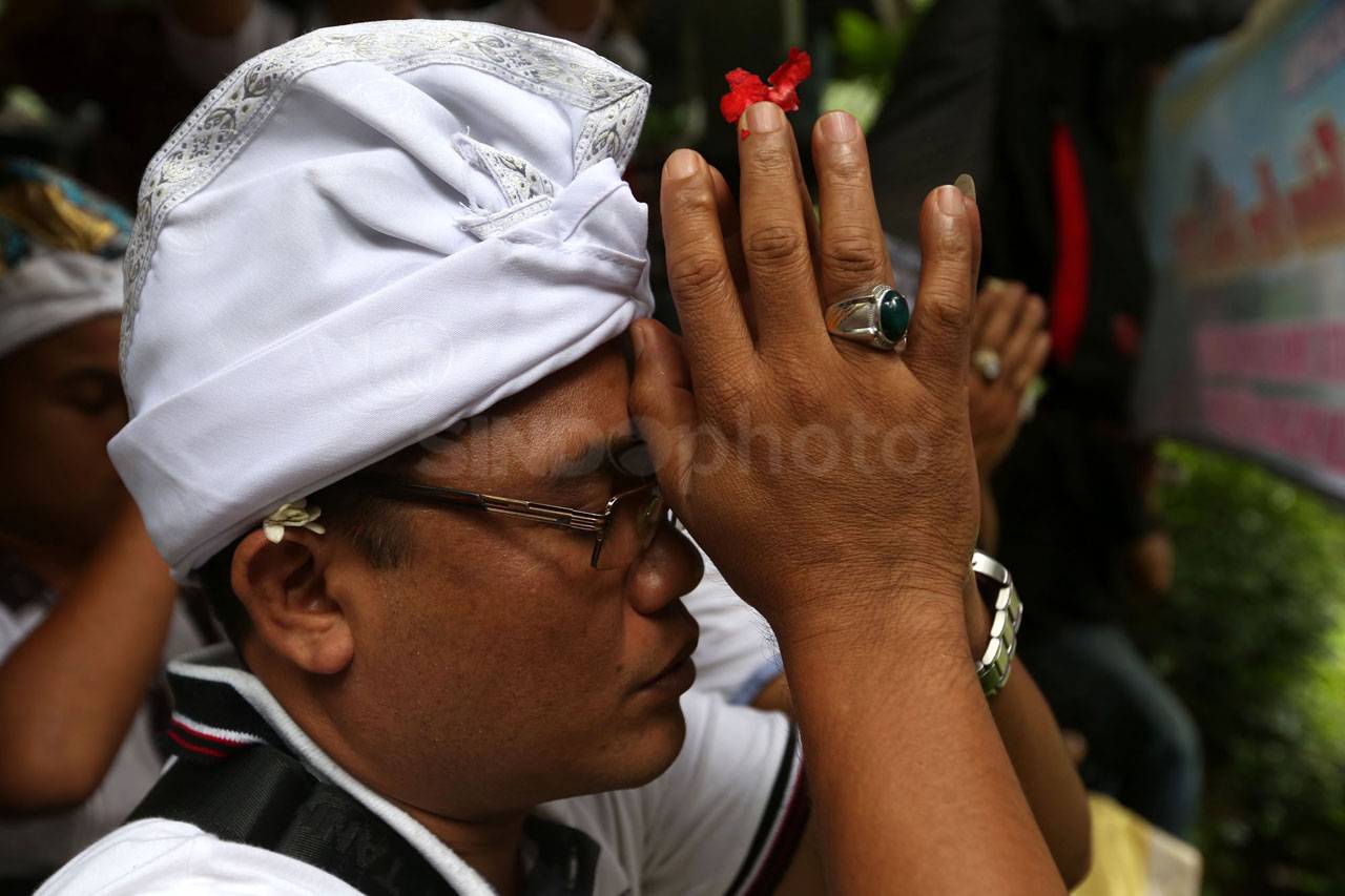 Umat Hindu Laksanakan...