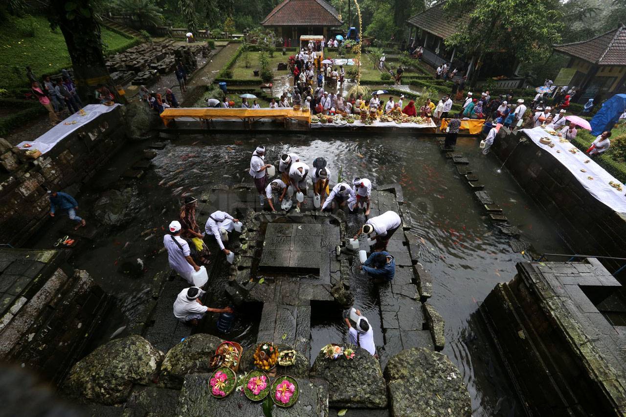 Umat Hindu Laksanakan...