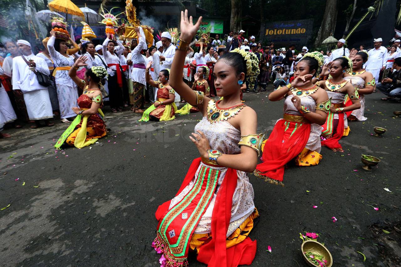 Umat Hindu Laksanakan...