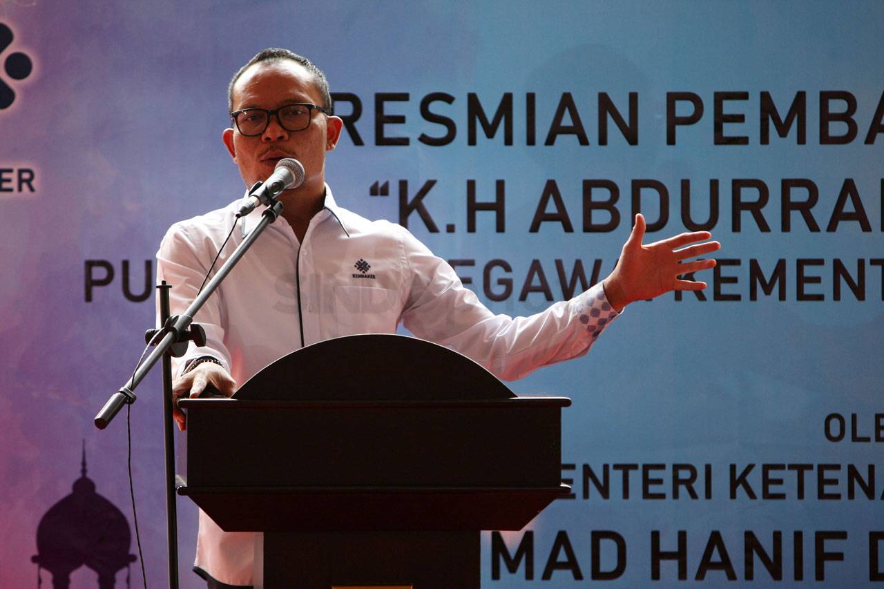 Menaker Hadiri Peletakan...