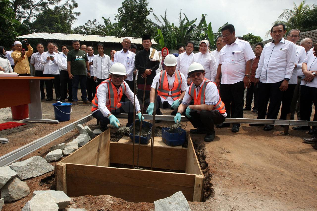 Menaker Hadiri Peletakan...