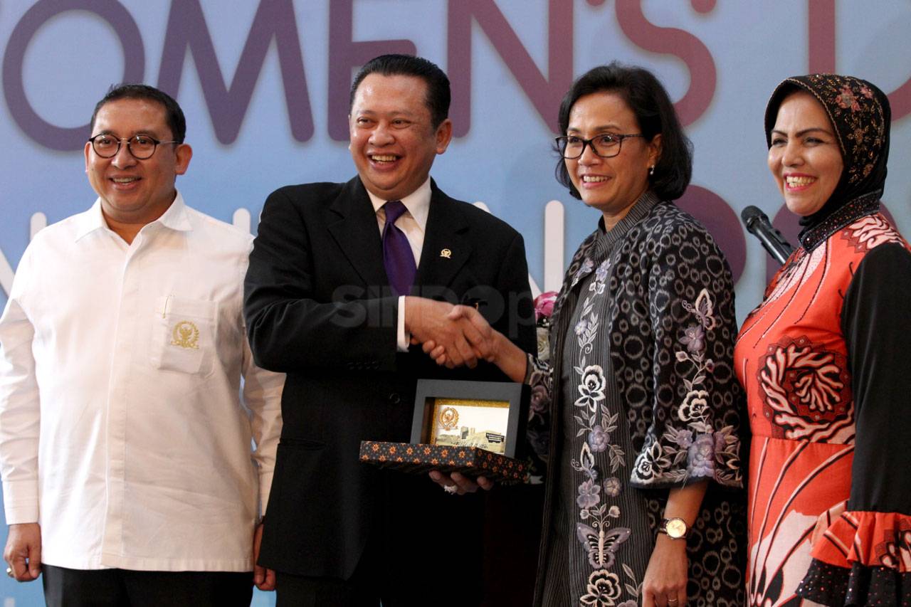 DPR Berikan Penghargaan...