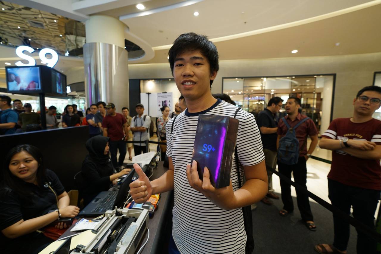 Antrian Pembeli Samsung...