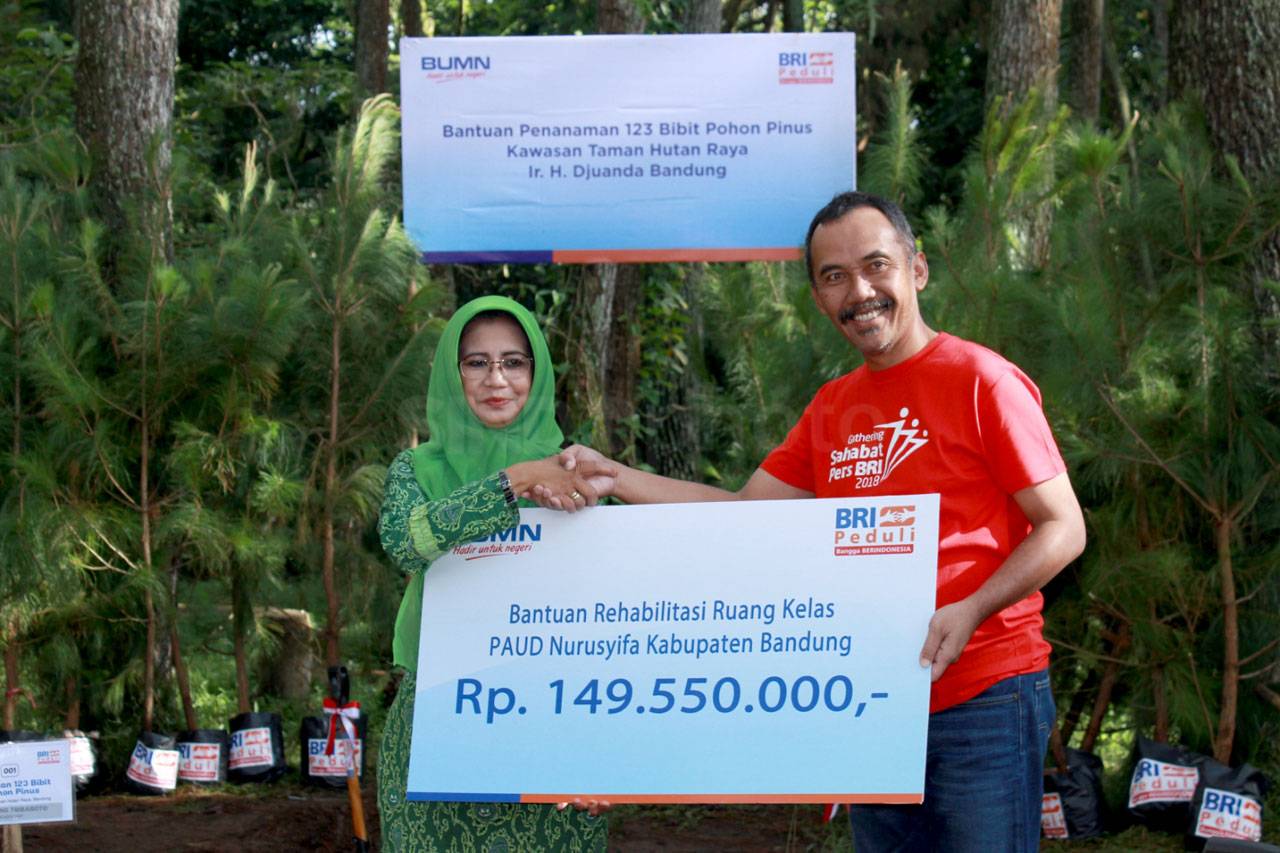 BRI Tanam Pohon di Taman...