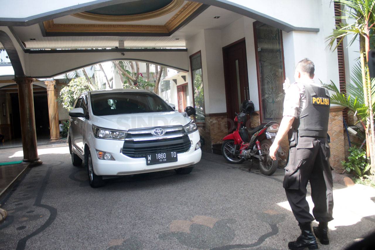 KPK Geledah Rumah Tiga...