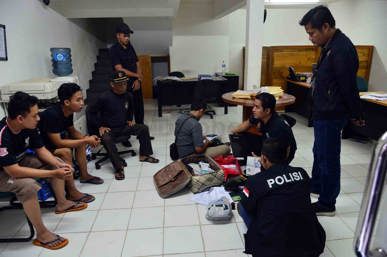 Polisi Geledah Penampungan...