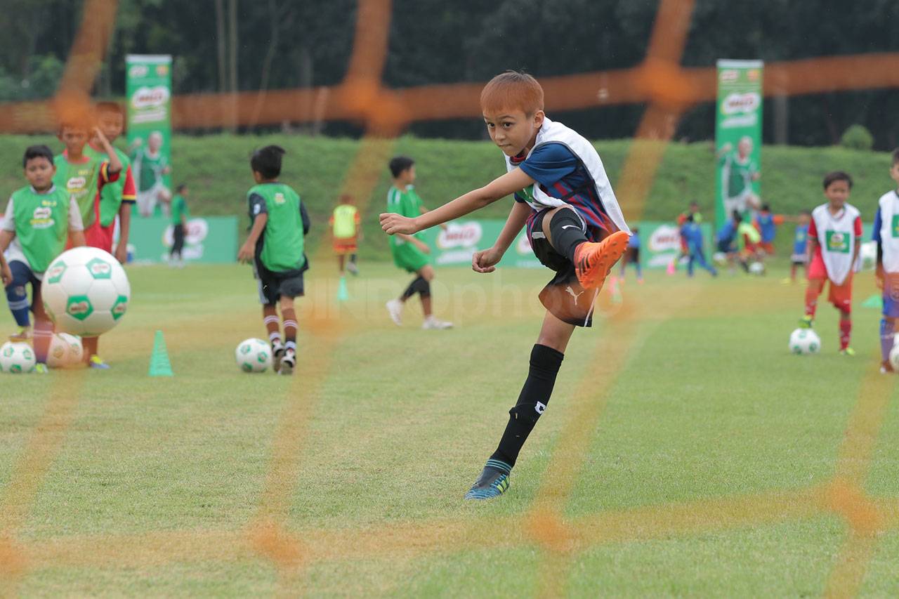 Menpora Tendang Bola...