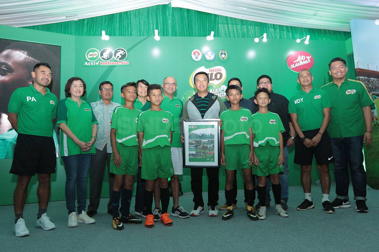 Menpora Tendang Bola...