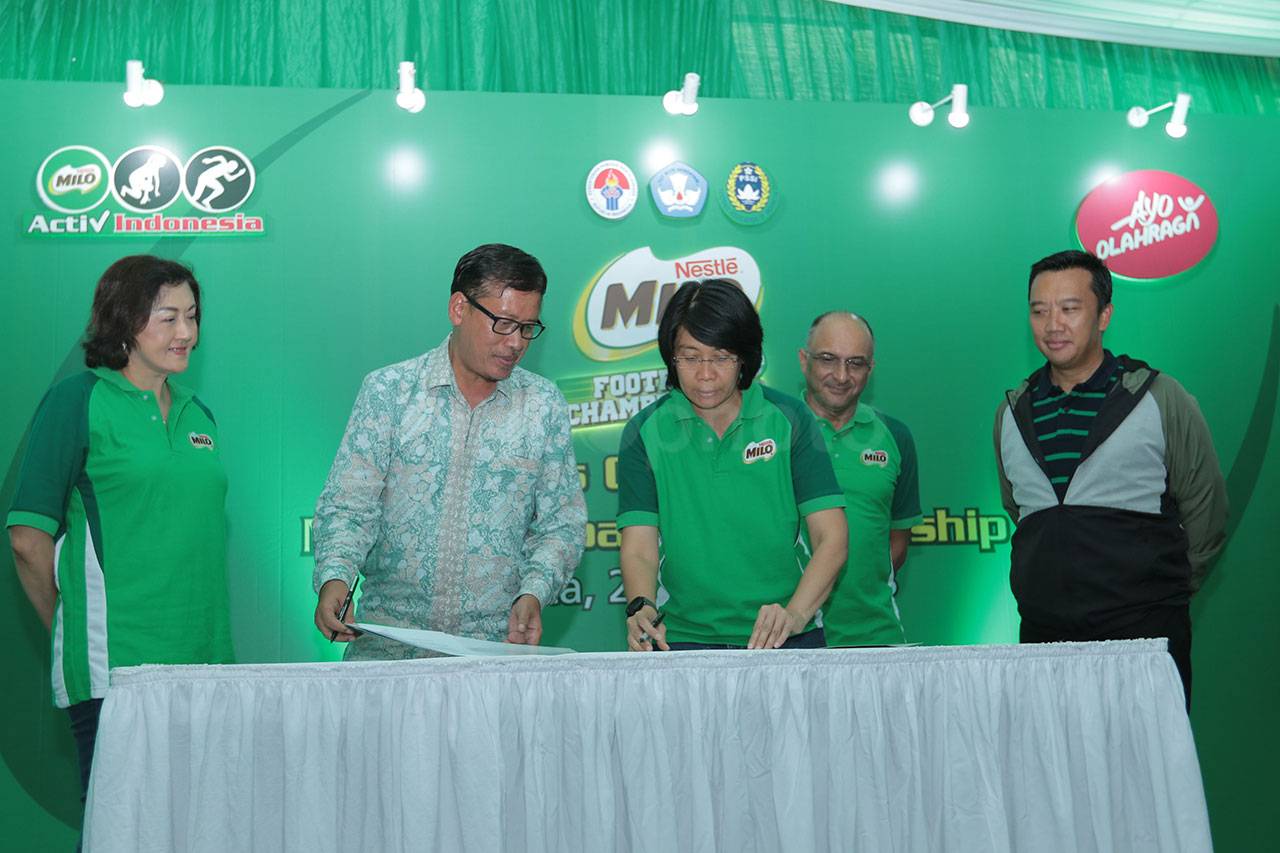 Menpora Tendang Bola...