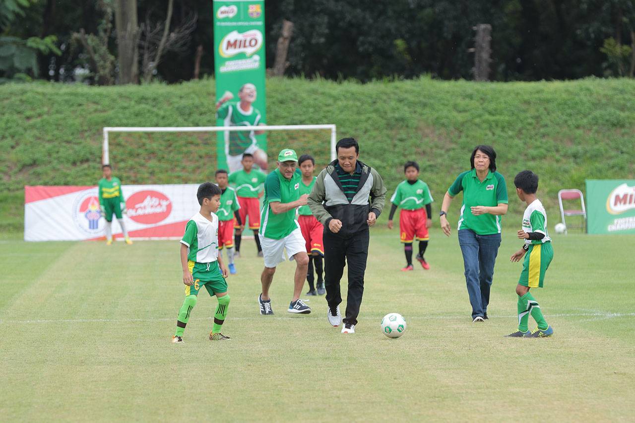 Menpora Tendang Bola...