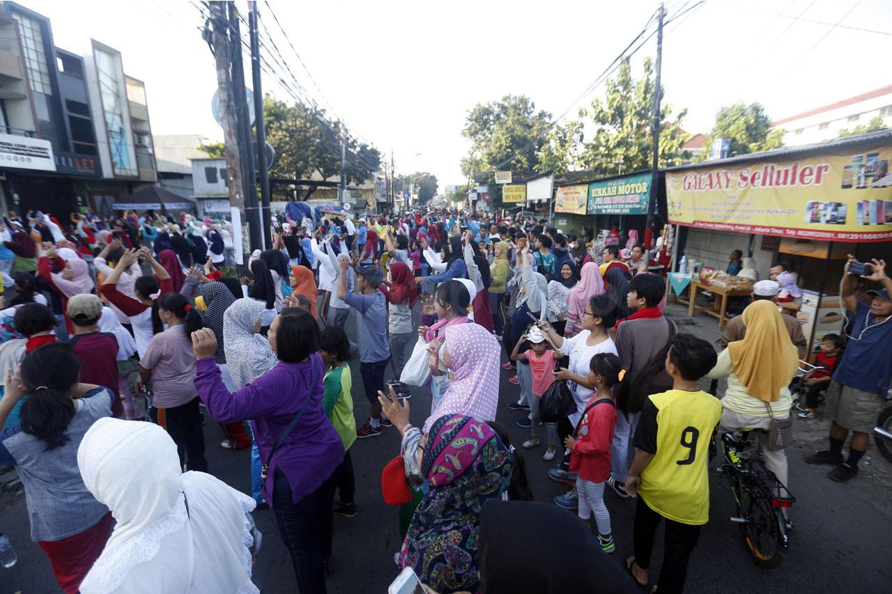 Warga Antusias Berolahraga...