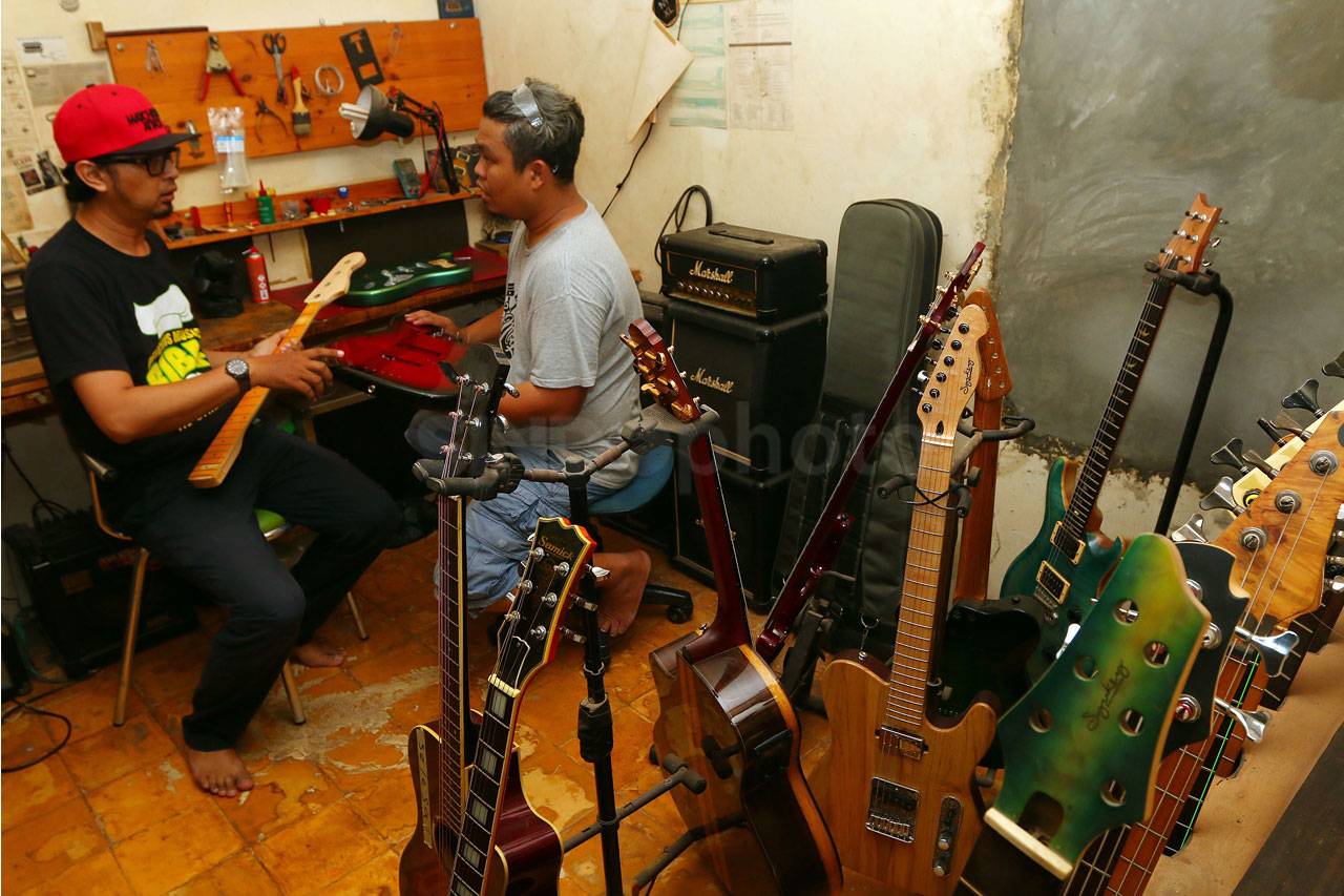 Gitar Buatan Dana Suhana...