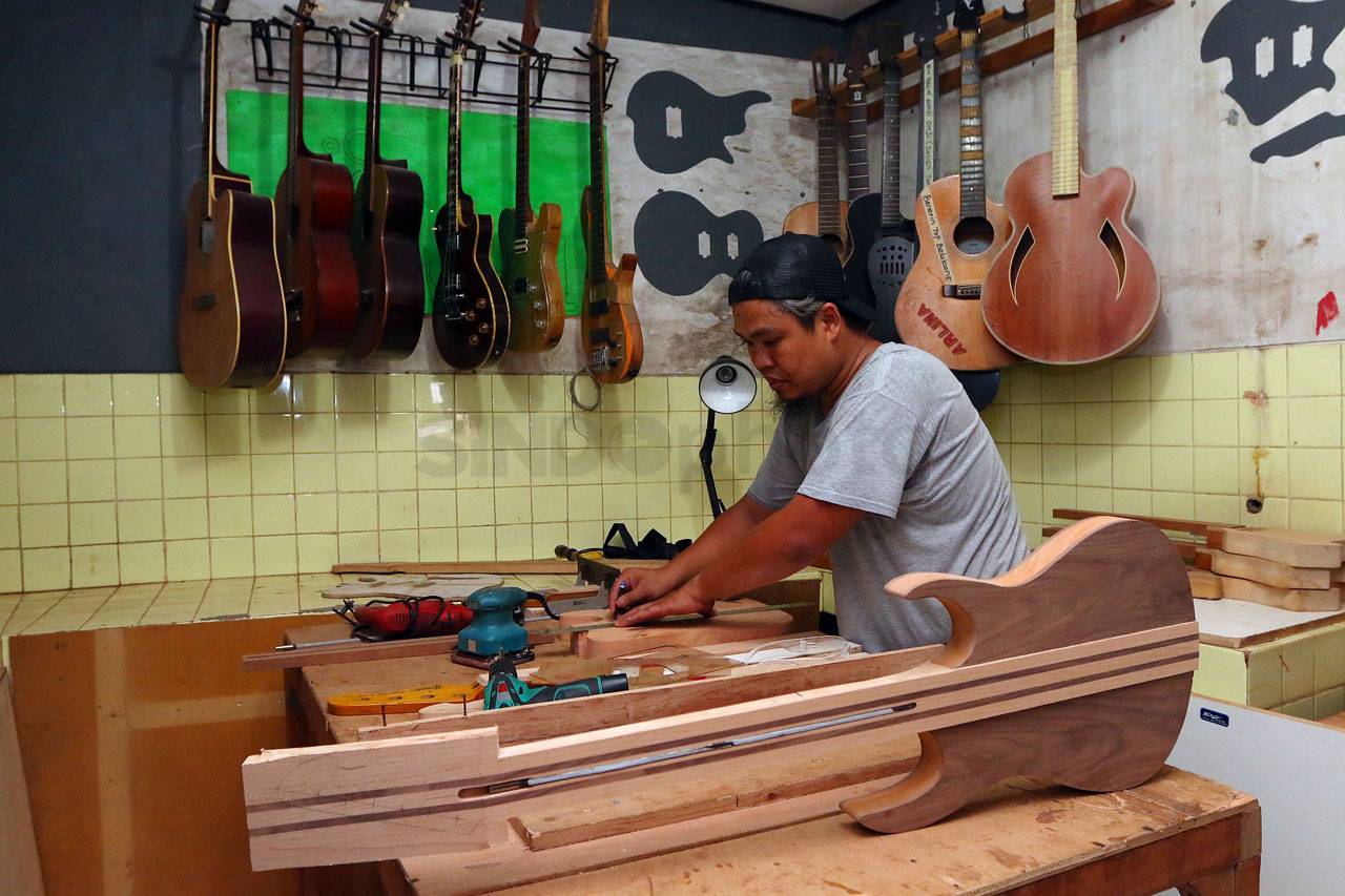 Gitar Buatan Dana Suhana...