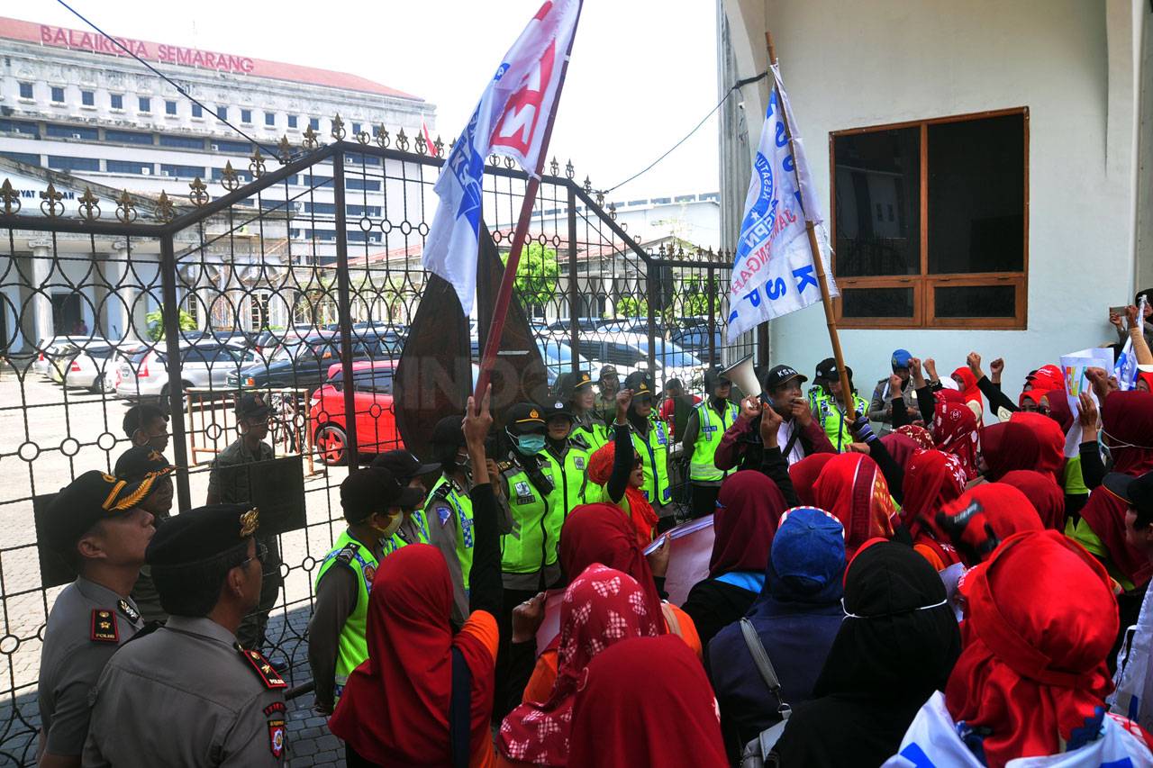 Puluhan Karyawan Sri...