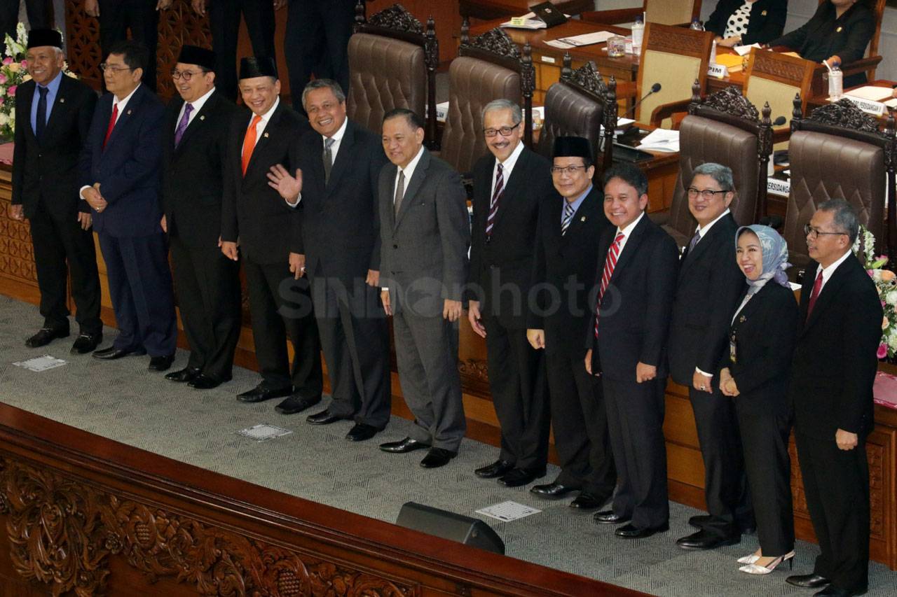 DPR Gelar Paripurna...