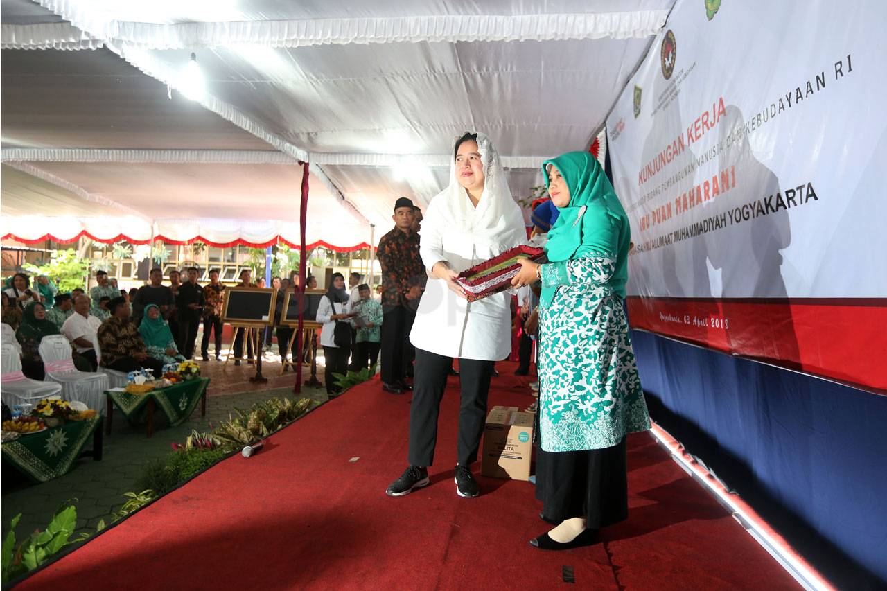 Menko PMK Lakukan Kunjungan...
