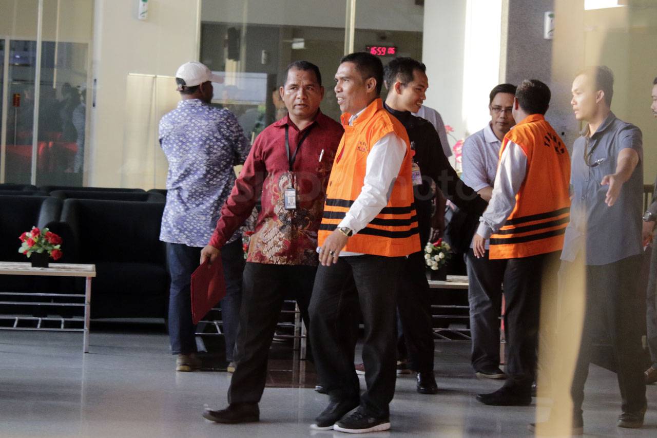 KPK Tahan Lima Anggota...