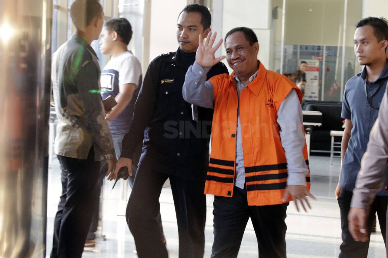 KPK Tahan Lima Anggota...