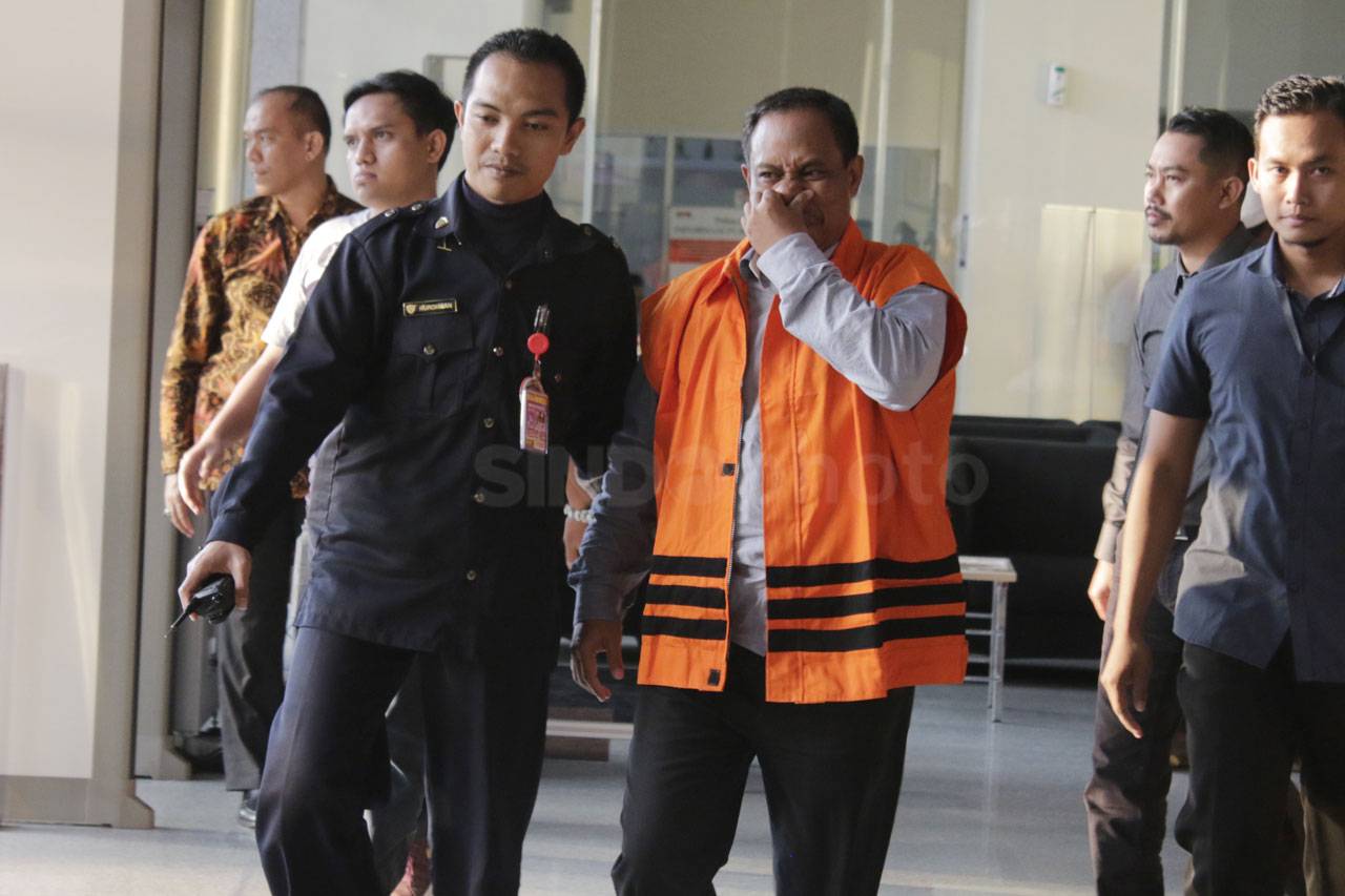 KPK Tahan Lima Anggota...