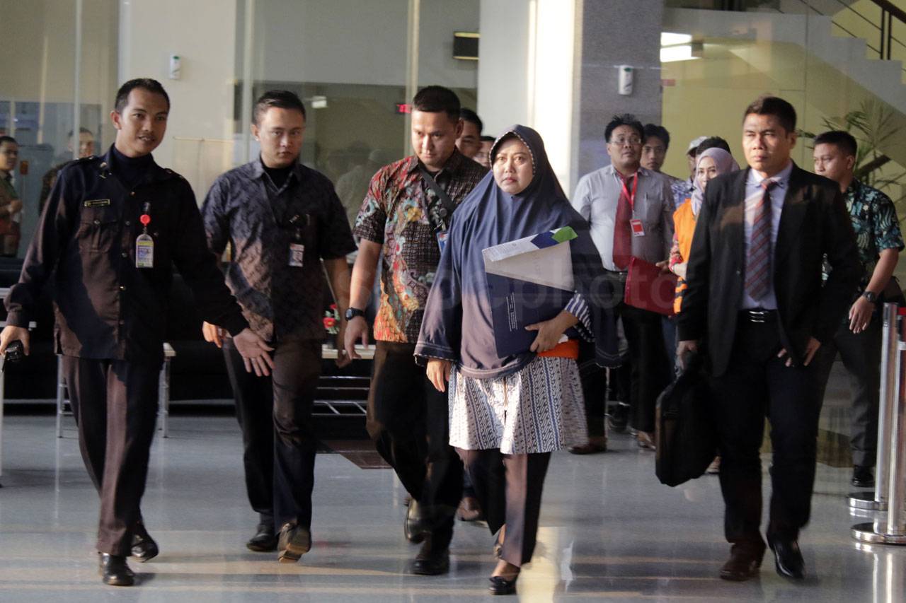 KPK Tahan Lima Anggota...