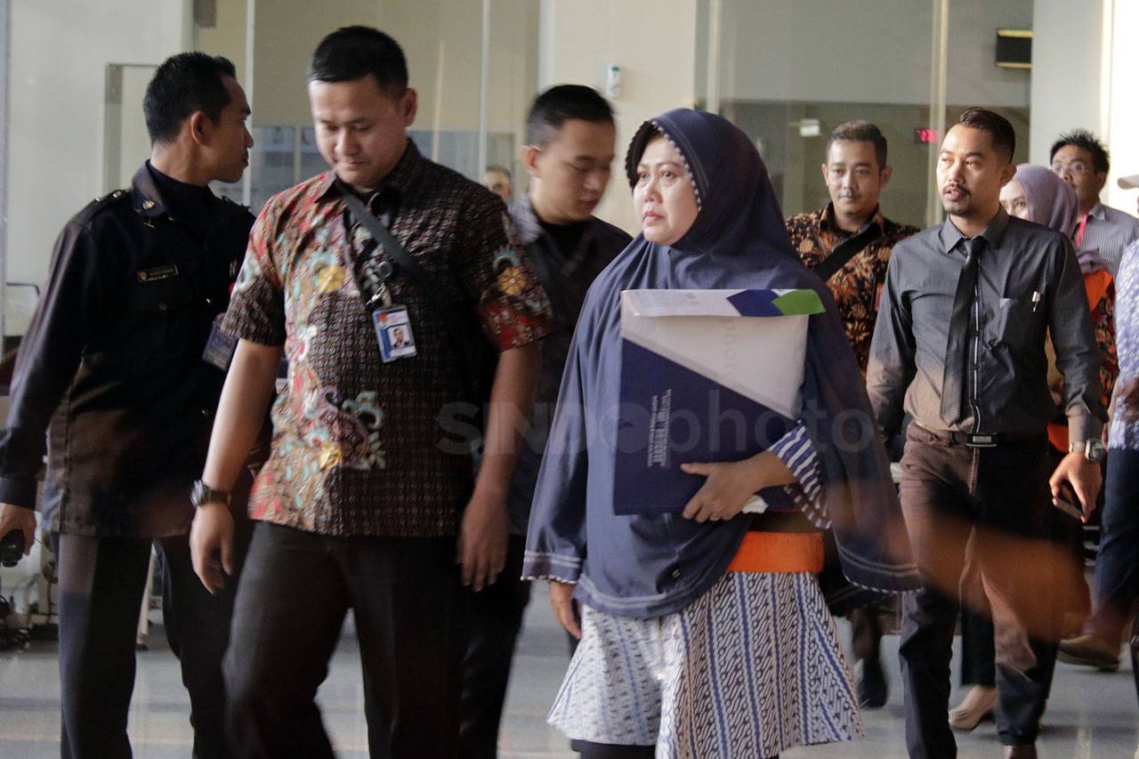 KPK Tahan Lima Anggota...