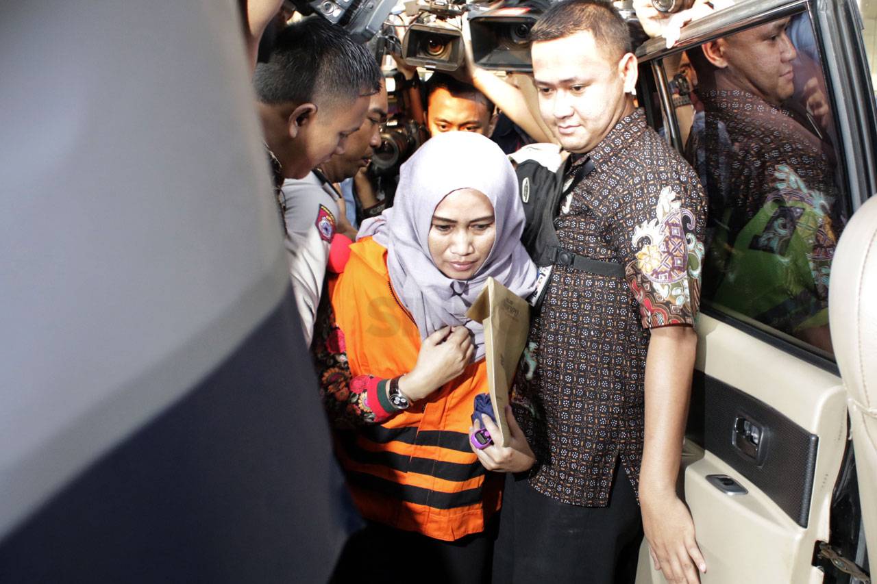 KPK Tahan Lima Anggota...