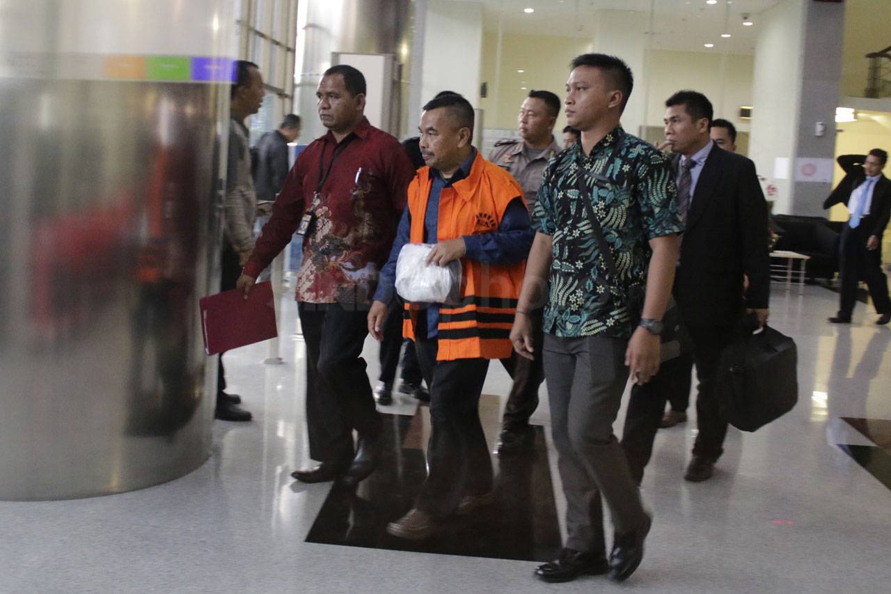 KPK Tahan Lima Anggota...