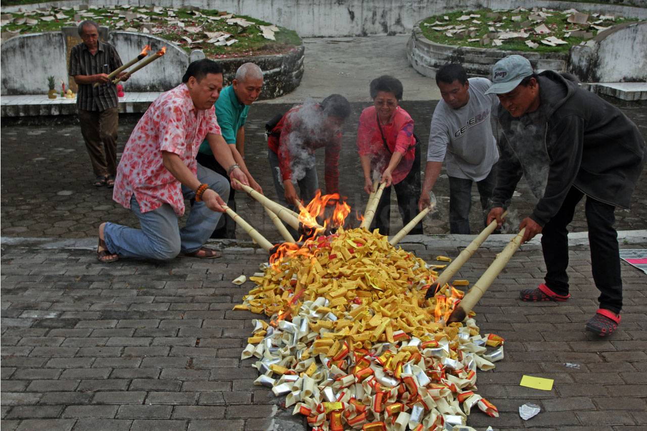 Ritual Ceng Beng di...