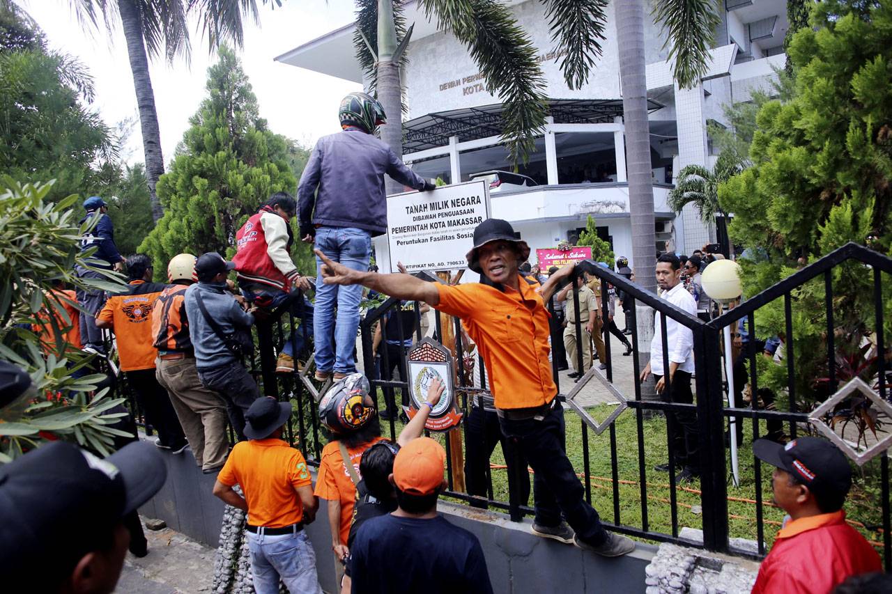Dua Kelompok Massa Terlibat...