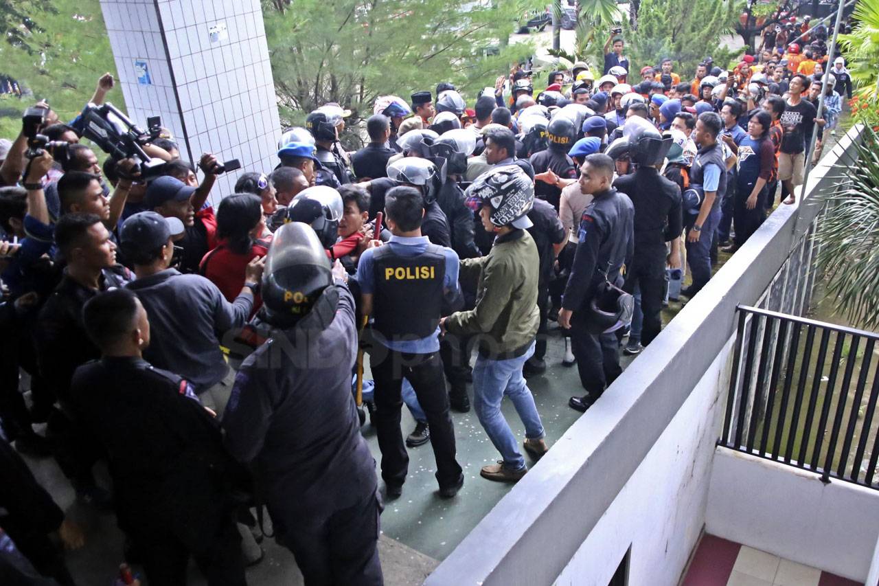 Dua Kelompok Massa Terlibat...