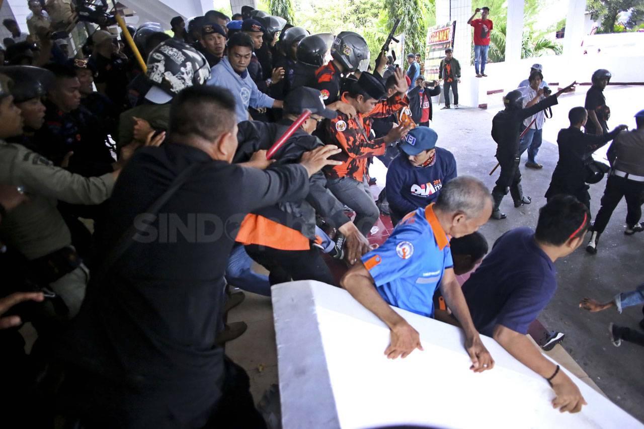 Dua Kelompok Massa Terlibat...