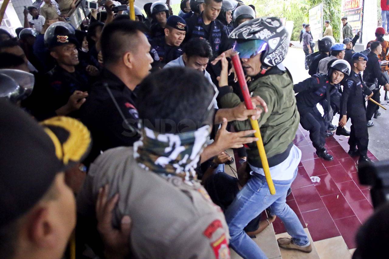 Dua Kelompok Massa Terlibat...