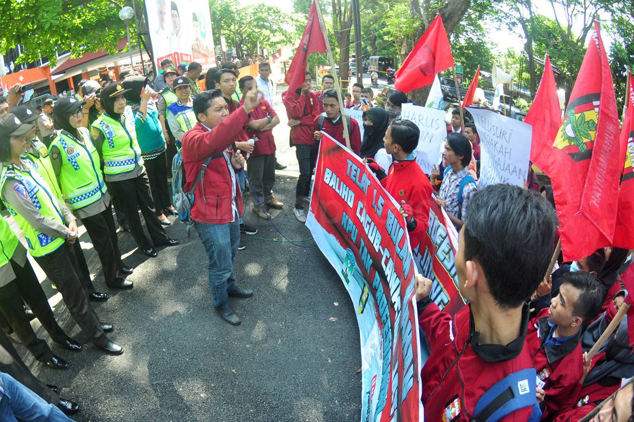 Mahasiswa Gelar Demo...