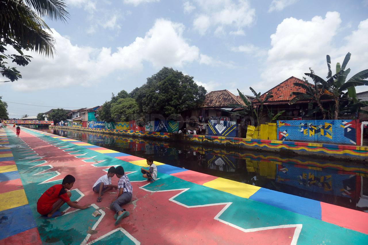 Warna Warni Tepian Sungai...