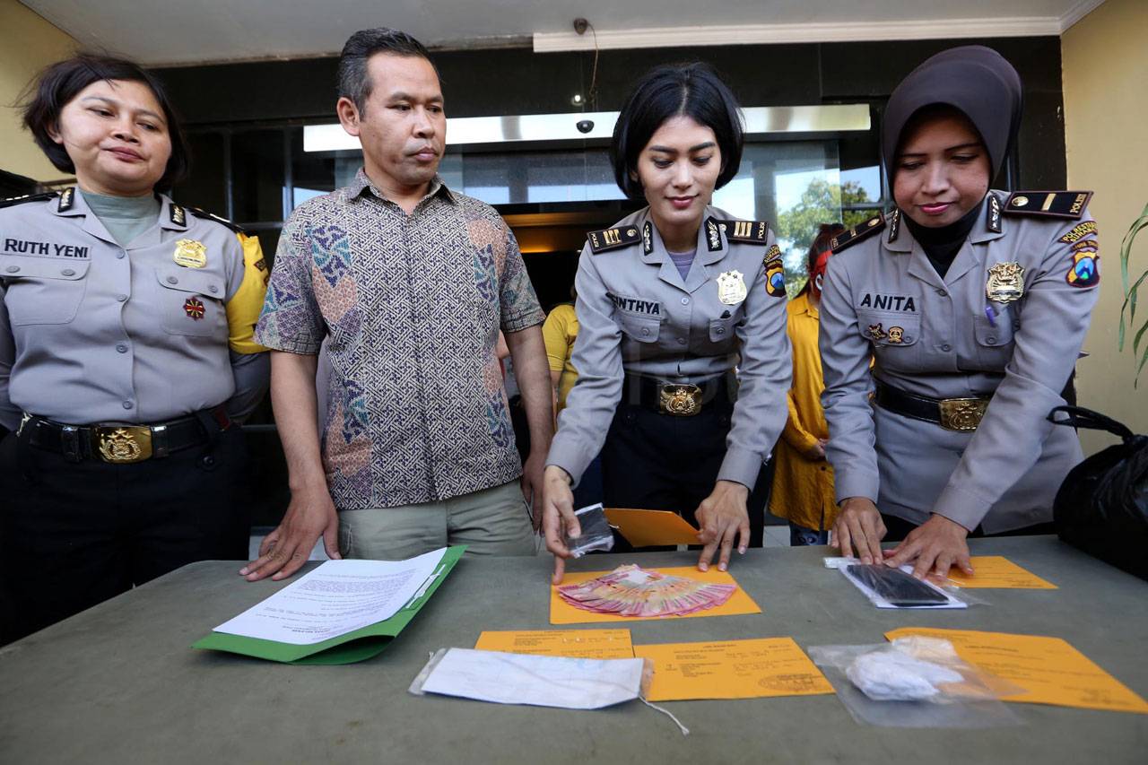 Tawarkan Layanan Seks...
