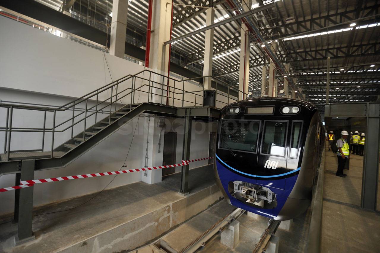 Melihat Gerbong MRT...