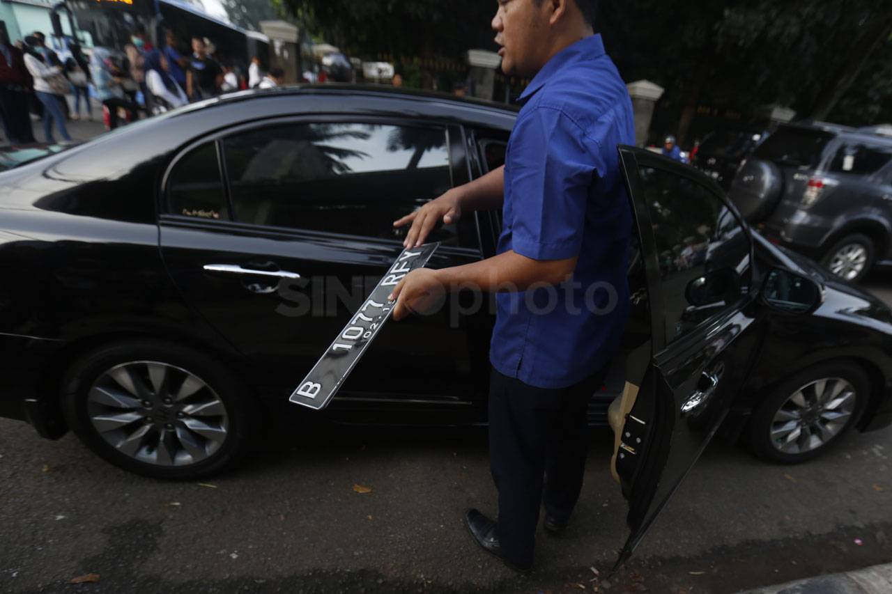 Pengendara Ini Mengganti...