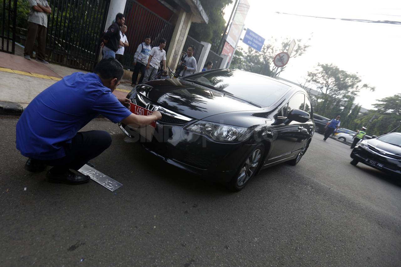 Pengendara Ini Mengganti...