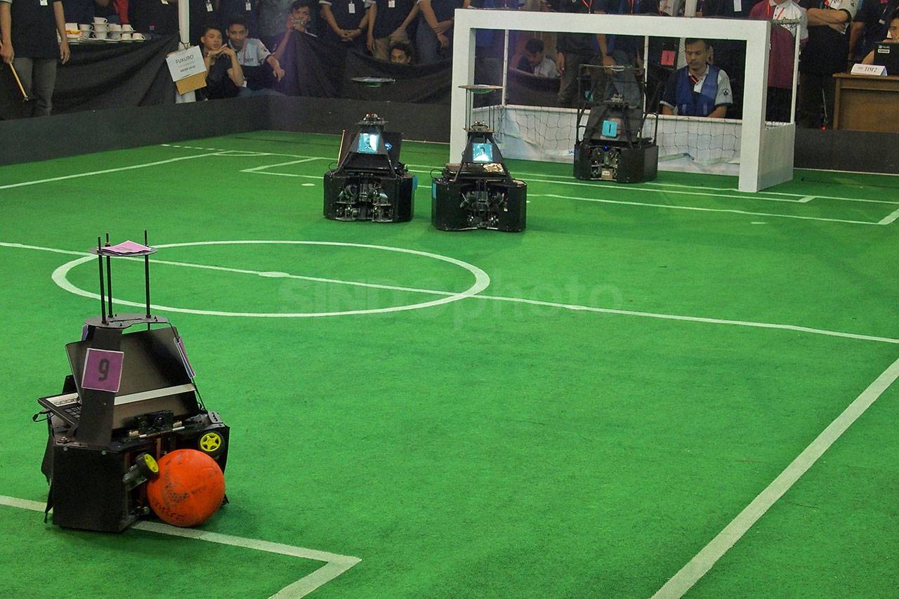 Robot Sepakbola Tampil...