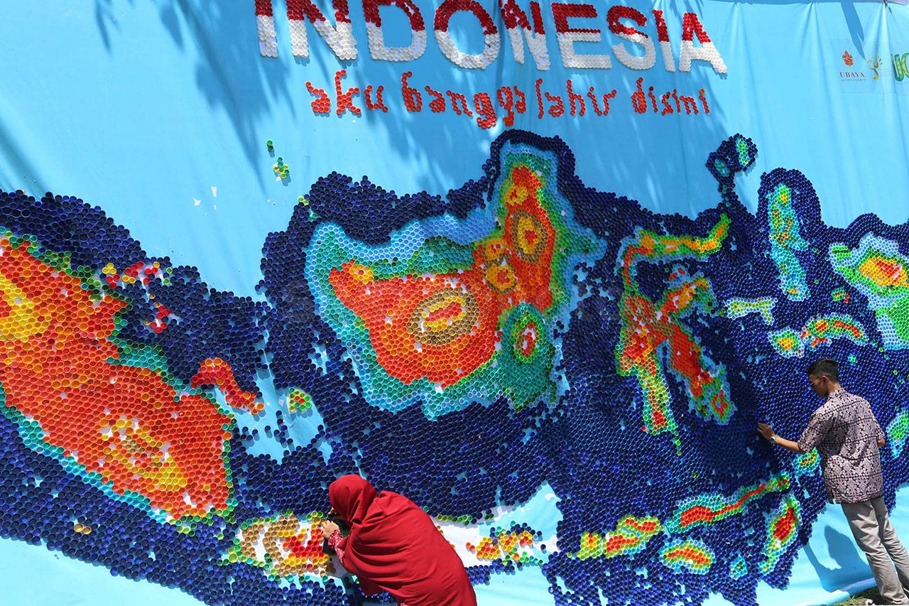 Mahasiswa Ubaya Rangkai...