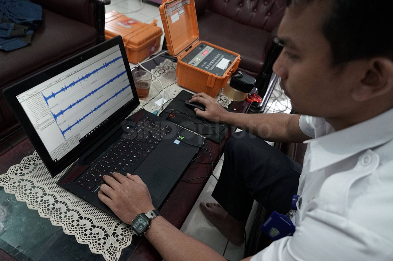 Petugas dan Warga Bersihkan...