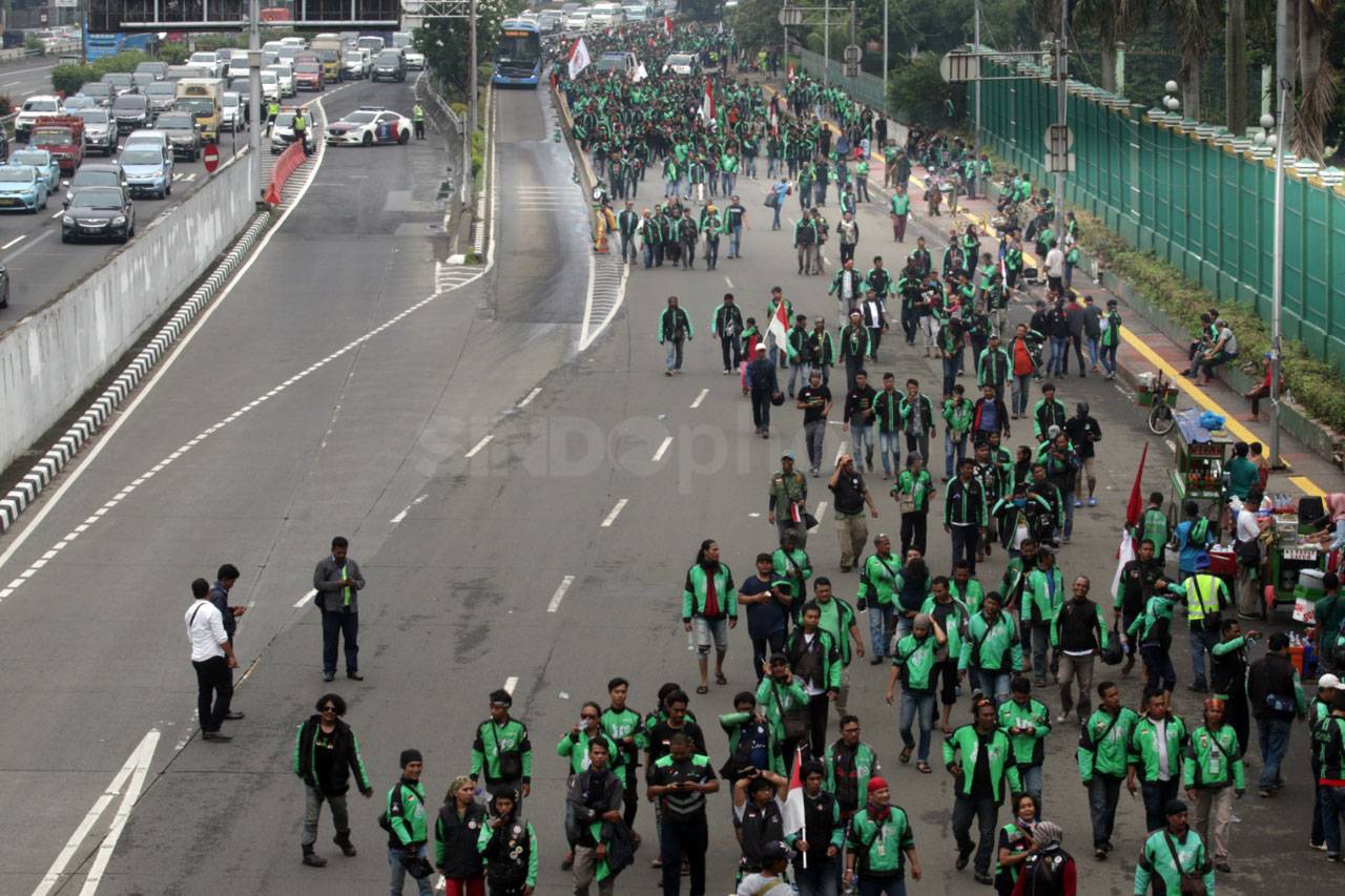 Ribuan Pengemudi Ojek...