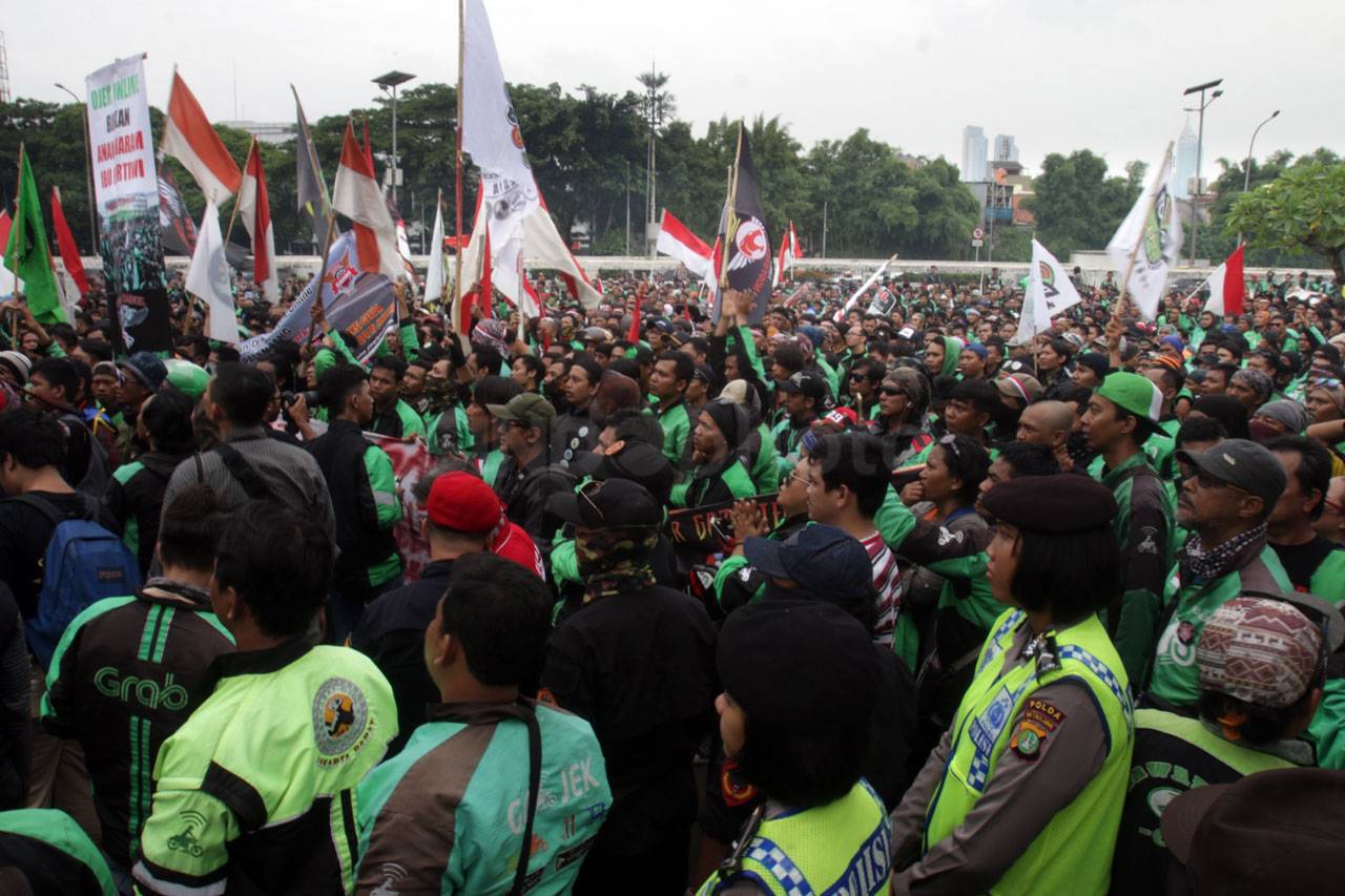 Ribuan Pengemudi Ojek...